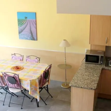 With 3 Bedrooms In With Shared Pool דירה