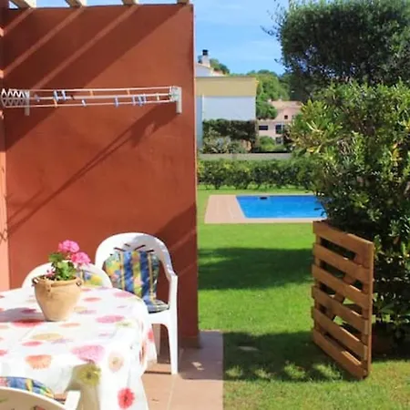 With 3 Bedrooms In With Shared Pool דירה *
