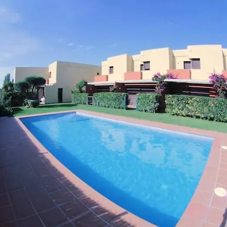 With 3 Bedrooms In With Shared Pool דירה *